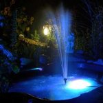 Этот фонтан сделан своими руками, как и подсветка: водонепроницаемый светодиодный фонарь с пультом управления