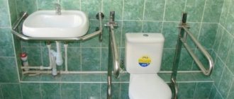 На фото: в некоторых случаях достаточно установить перила около унитаза, чтобы человек мог самостоятельно пользоваться туалетом